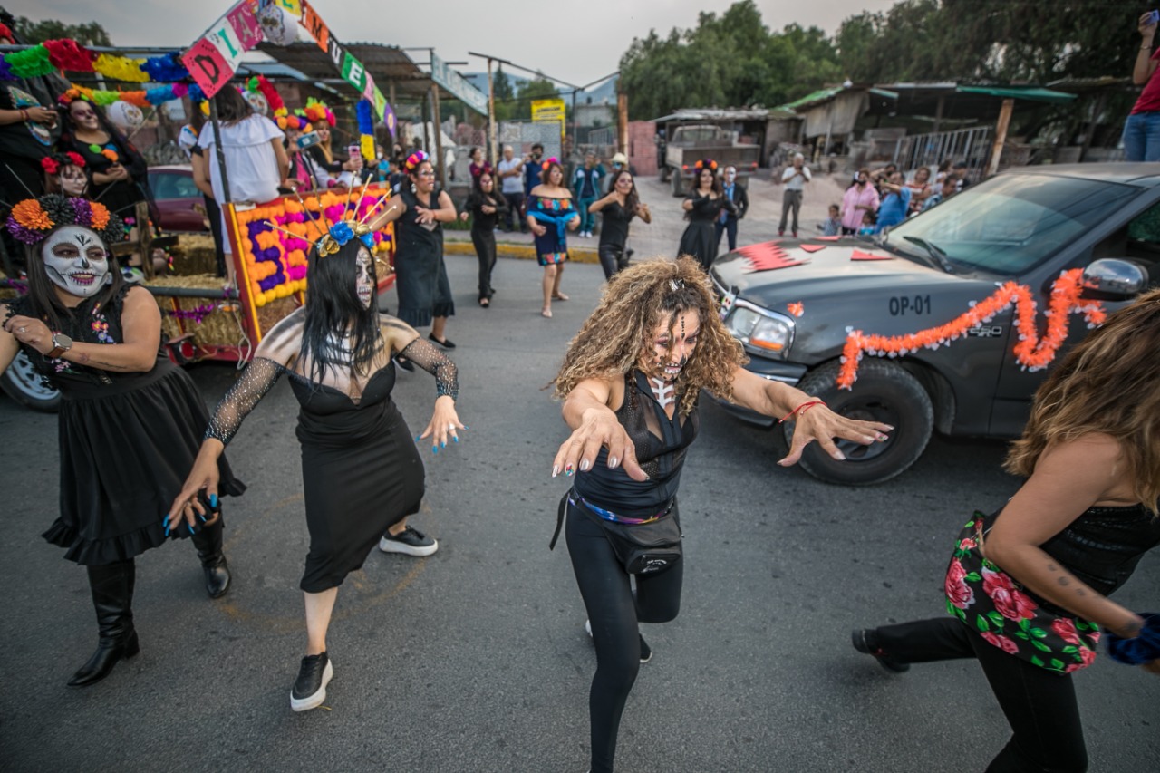SALEN CIENTOS DE FAMILIAS COACALQUENSES A DISFRUTAR EL DESFILE DE CATRINAS