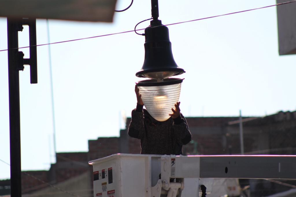 Amplía Gobierno de Salamanca electrificación en comunidad El Divisador