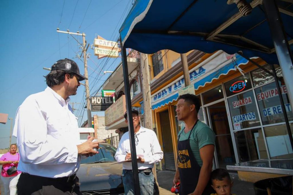 En gira de trabajo Carlos Peña Ortíz entregó Fichas de Registro para Becas Municipales – Administración Municipal Reynosa 2021-2024