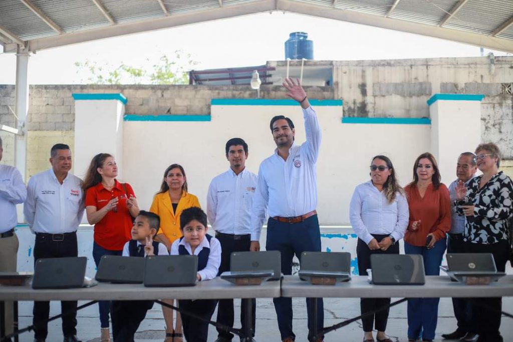 Entregó Carlos Peña Ortiz computadoras para fortalecer educación – Administración Municipal Reynosa 2021-2024