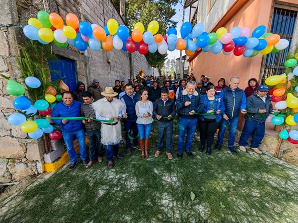EN ESTE AYUNTAMIENTO DE SCLC LAS COMUNIDADES JUEGAN UN PAPEL IMPORTANTE POR ELLO LA ENTREGA OBRAS DE PAVIMENTACIÓN CON CONCRETO HIDRÁULICO EN SELVA NATIVIDAD SON LA CLAVE DEL PROGRESO. – H. Ayuntamiento de San Cristóbal de Las Casas