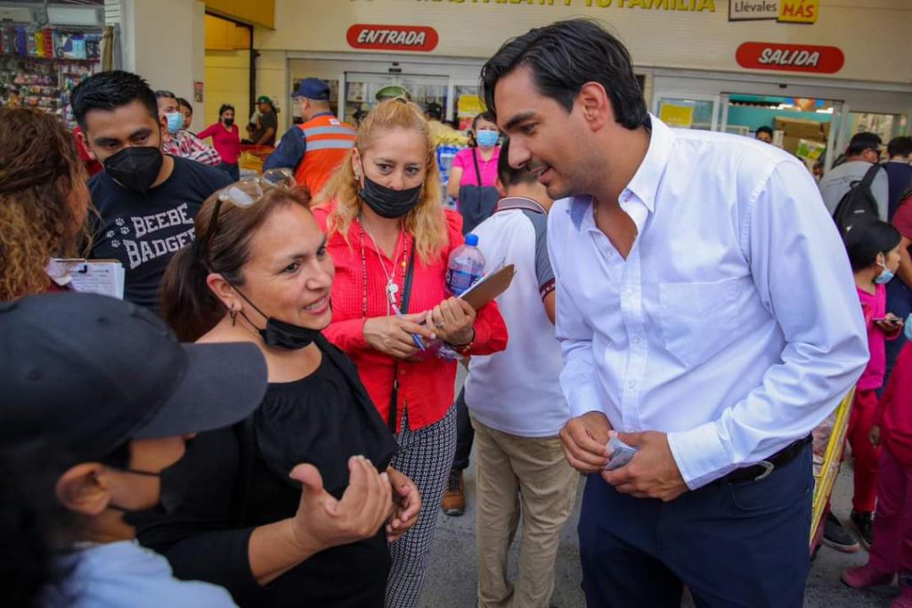 Entrega Carlos Peña Ortiz folios para Becas en colonias y supermercados – Administración Municipal Reynosa 2021-2024