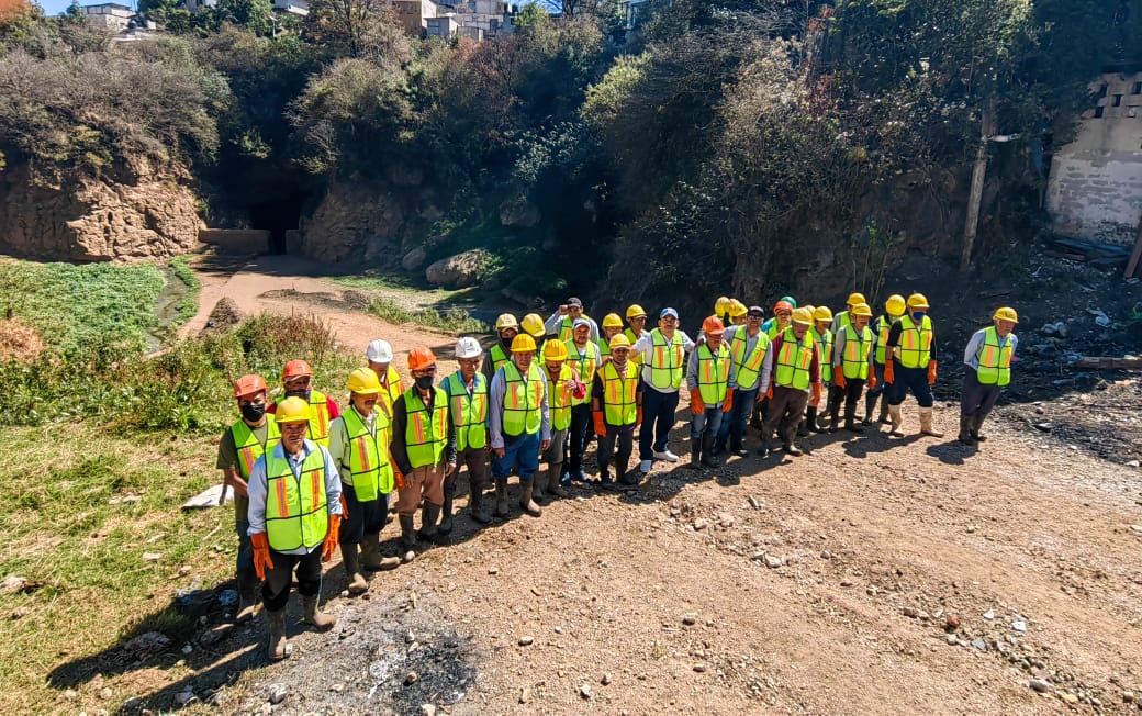 ENTREGAN AYUNTAMIENTO DE SAN CRISTÓBAL DE LAS CASAS EQUIPO NECESARIO A TRABAJADORES QUE SE ENCUENTRAN REALIZANDO TRABAJOS DE LIMPIEZA EN LOS SUMIDEROS CON LA FINALIDAD DE DIGNIFICAR SUS CONDICIONES LABORALES. – H. Ayuntamiento de San Cristóbal de Las Casas