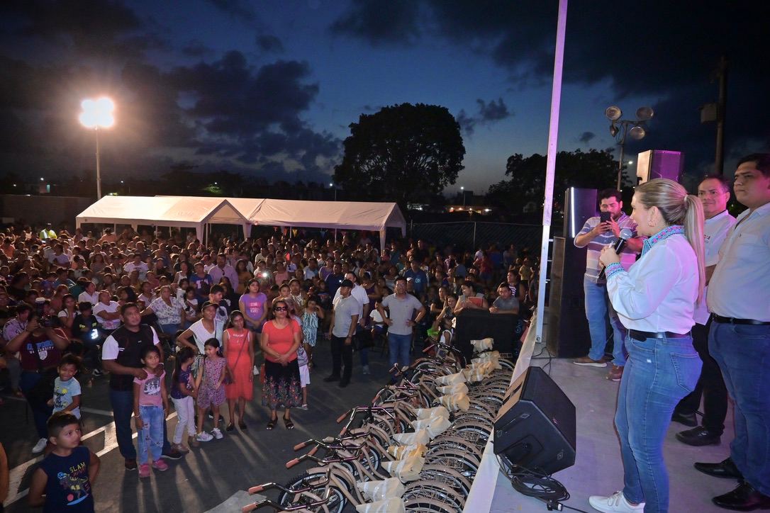 Festejan a madres de Villas del Sol