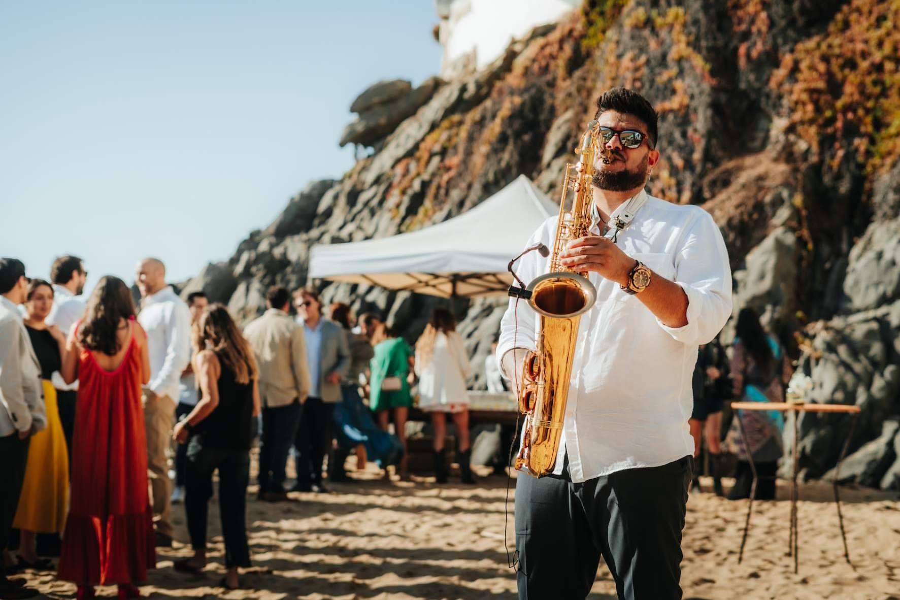Una celebración de matrimonio puede ser diferente gracias a la  música en vivo de un saxofonista