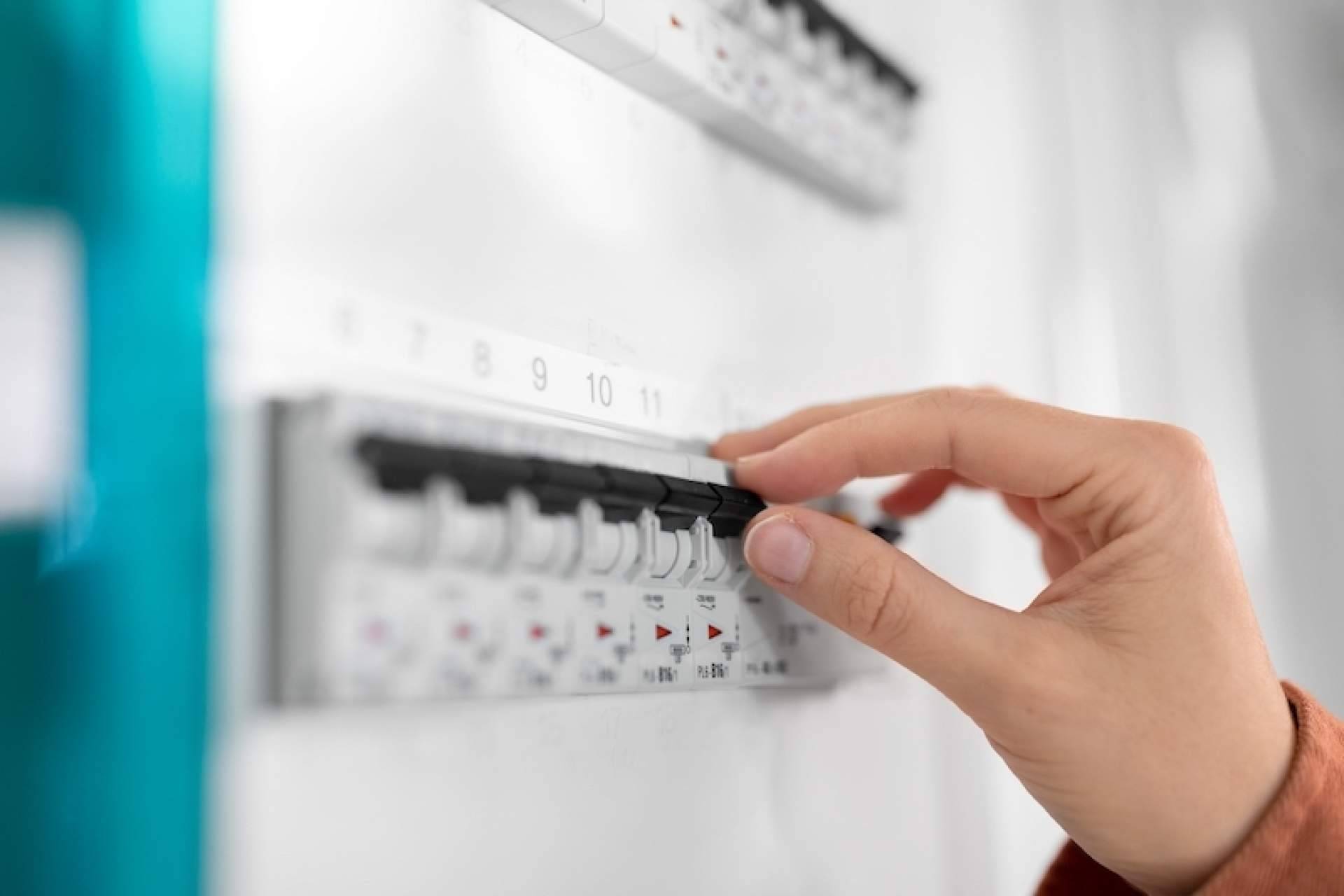 Los tableros eléctricos a prueba de explosión de la mano de Soldexel