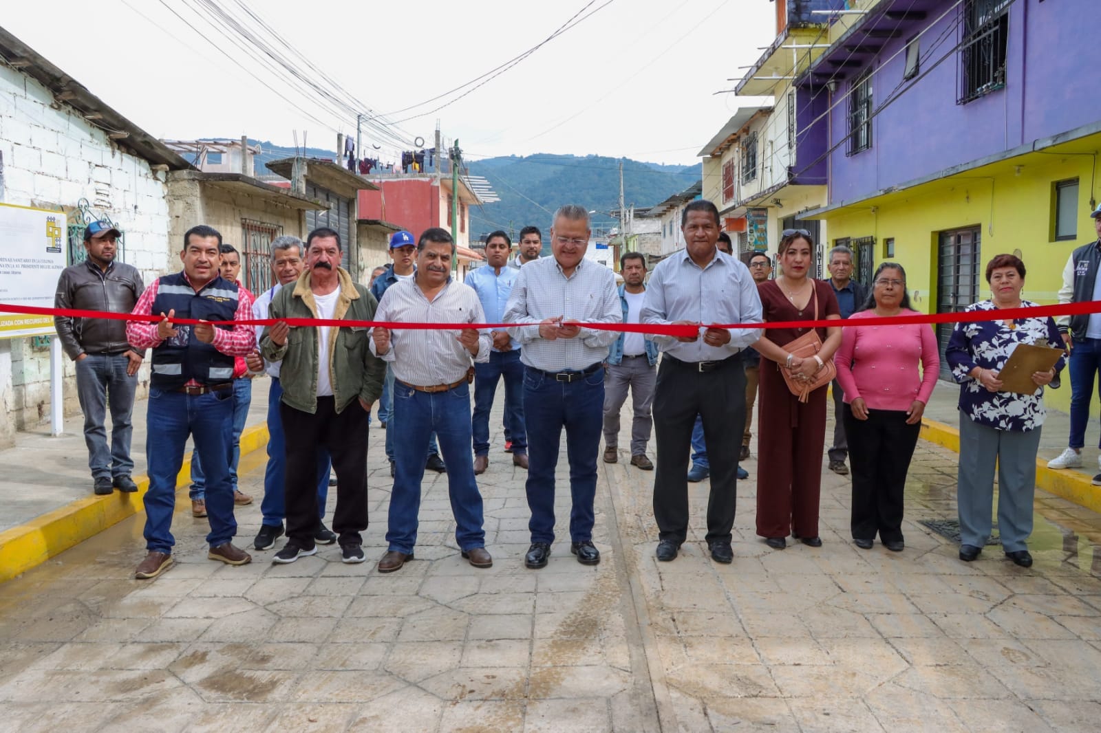 ALCALDE MARIANO DÍAZ INAUGURA PAVIMENTACIÓN CON CONCRETO HIDRÁULICO EN LA COLONIA REVOLUCIÓN MEXICANA. – H. Ayuntamiento de San Cristóbal de Las Casas