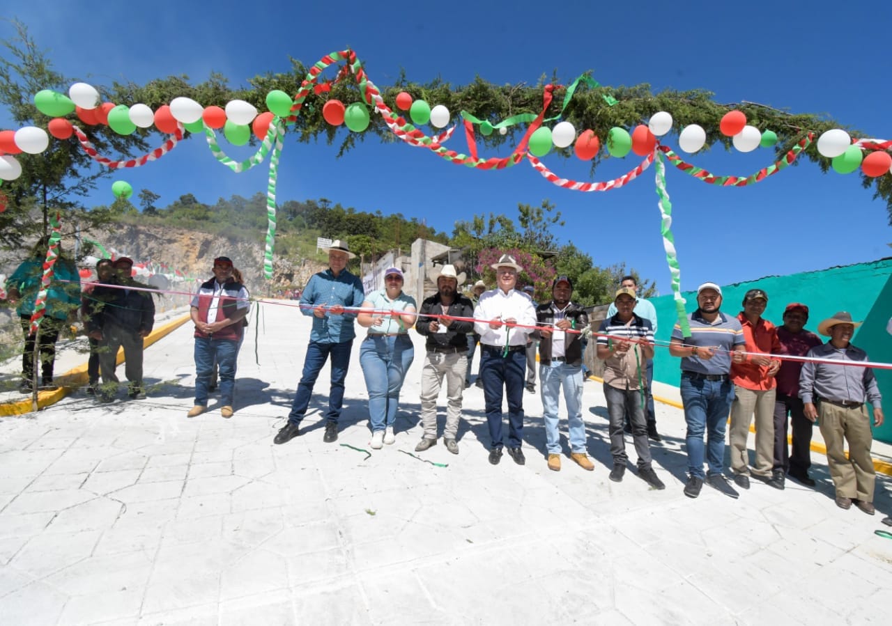 ENTREGA ALCALDE DE SCLC PAVIMENTACIÓN DE CONCRETO HIDRÁULICO EN SANTA CRUZ LA ALMOLONGA. – H. Ayuntamiento de San Cristóbal de Las Casas