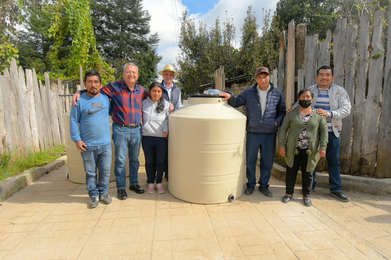 ENTREGA MDO TINACOS A FAMILIAS DEL BARRIO ALTOS DE MARÍA AUXILIADORA. – H. Ayuntamiento de San Cristóbal de Las Casas