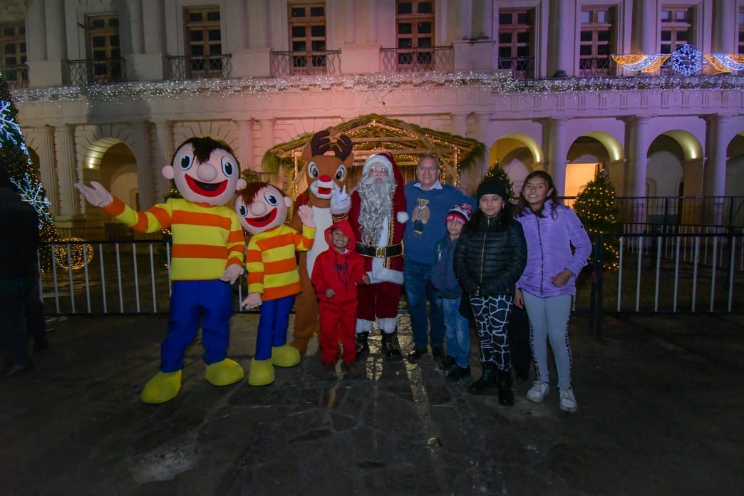 ENCABEZA ALCALDE MARIANO DÍAZ OCHOA ENCENDIDO DEL ÁRBOL DE NAVIDAD Y NACIMIENTO EN EL PARQUE CENTRAL. – H. Ayuntamiento de San Cristóbal de Las Casas
