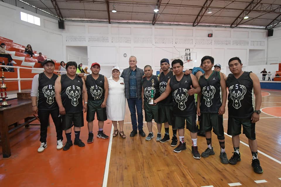 POLO MORALES PREMIA A GANADORES DEL CUADRANGULAR DE BÁSQUETBOL. – H. Ayuntamiento de San Cristóbal de Las Casas