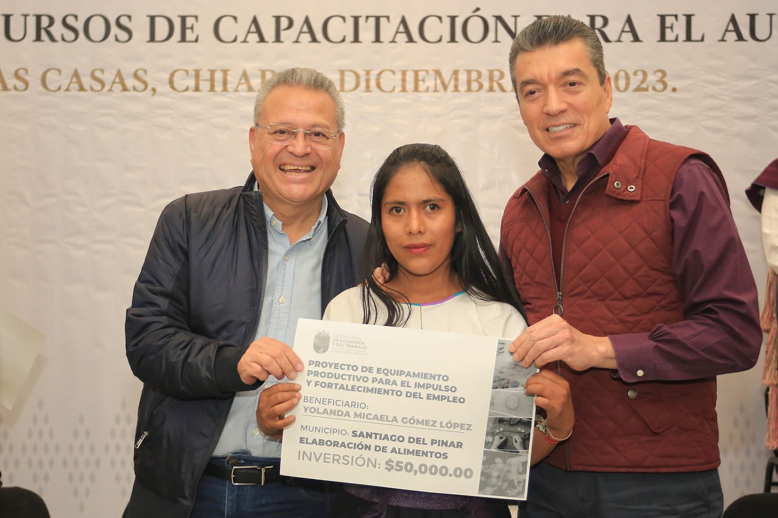 ALCALDE MDO ACOMPAÑA AL GOBERNADOR A LA ENTREGA DE BECAS Y EQUIPAMIENTO PRODUCTIVO PARA EL IMPULSO Y FORTALECIMIENTO DEL EMPLEO Y AUTOEMPLEO. – H. Ayuntamiento de San Cristóbal de Las Casas