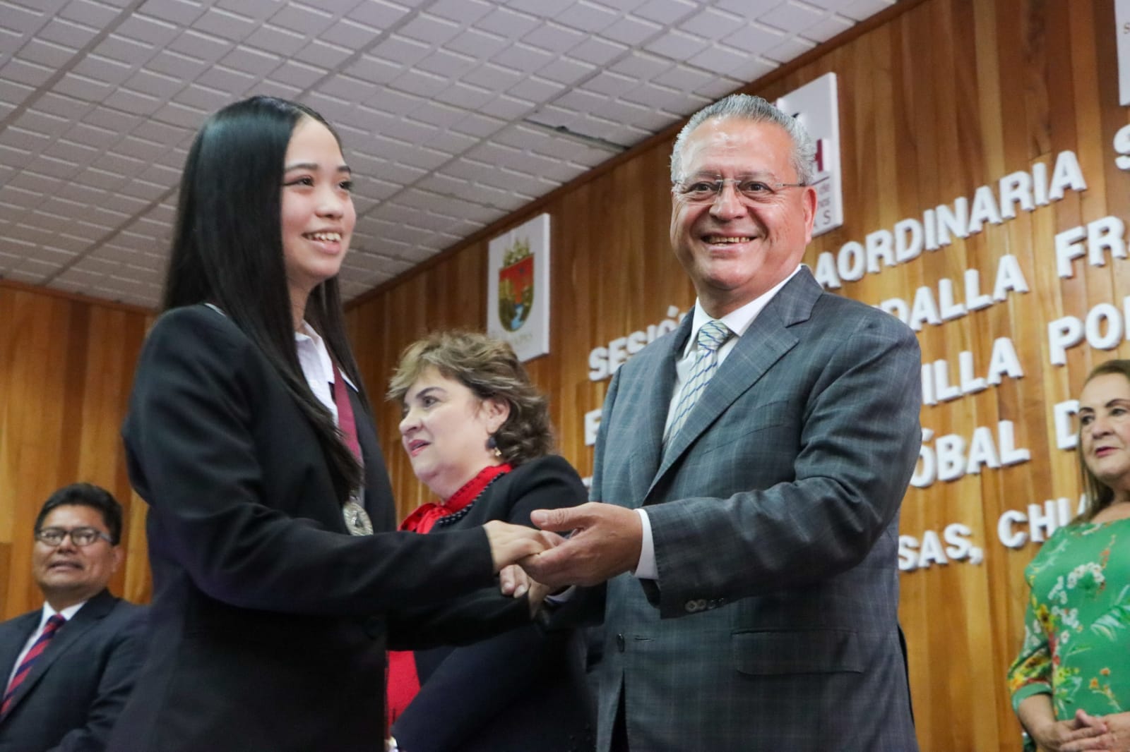 ENTREGA AYUNTAMIENTO DE SAN CRISTÓBAL MEDALLA “FRAY BARTOLOMÉ DE LAS CASAS” A DANIELA MONTERO PADILLA. – H. Ayuntamiento de San Cristóbal de Las Casas