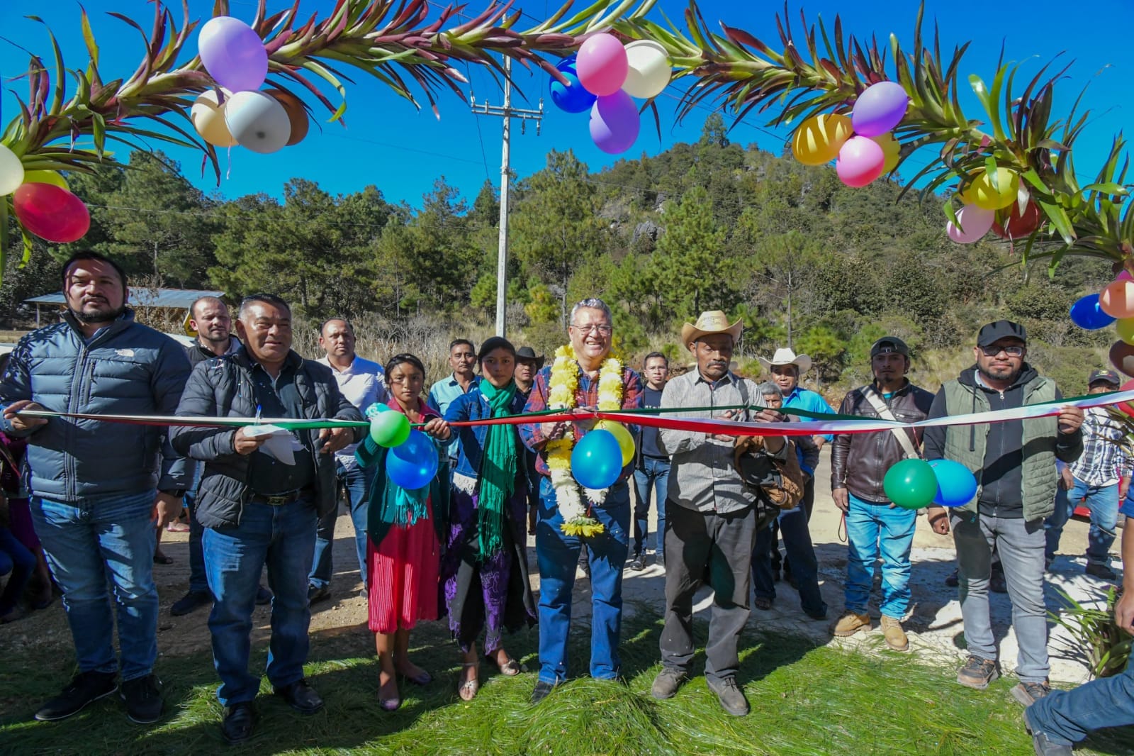 INAUGURA ALCALDE DE SCLC AMPLIACIÓN DE LA RED DE ENERGÍA ELÉCTRICA EN LA COMUNIDAD PINABETAL. – H. Ayuntamiento de San Cristóbal de Las Casas