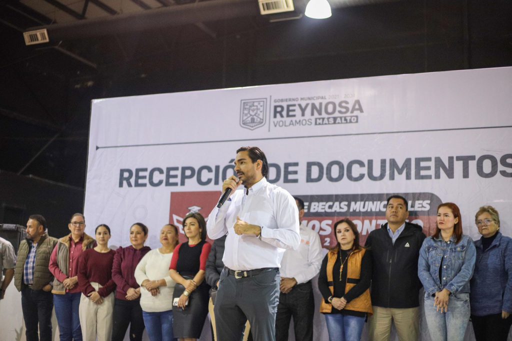 Recibió Alcalde Carlos Peña Ortiz documentos de candidatos a Becas Municipales Contamos Contigo 2024 – Administración Municipal Reynosa 2021-2024