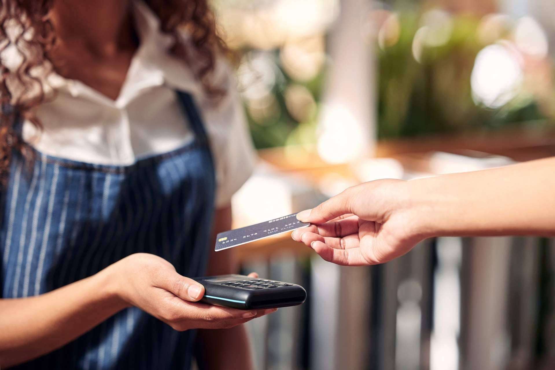 Cómo los latinos en Estados Unidos pueden cambiar sus finanzas personales con las tarjetas de crédito
