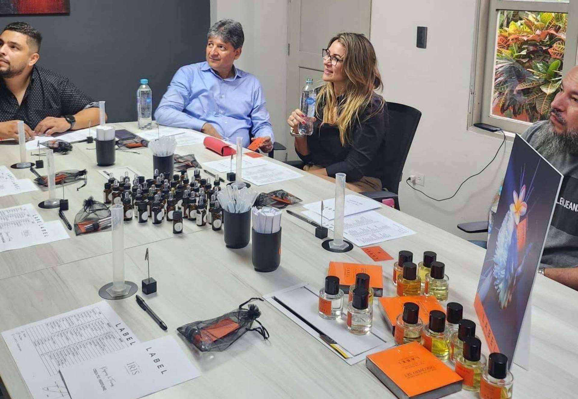 Combinar fragancias y crear un aroma único en el taller de perfumes Iris