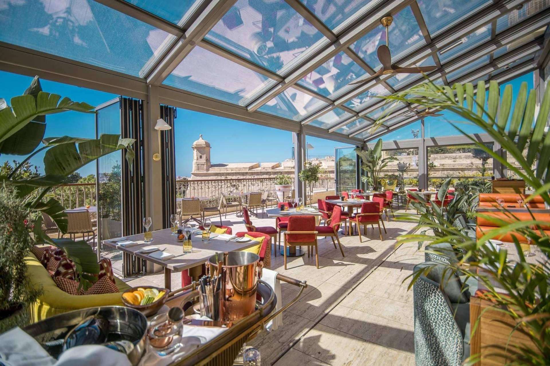 La innovación de Airclos transforma la terraza del restaurante Contessa en el Hotel Phoenicia Malta