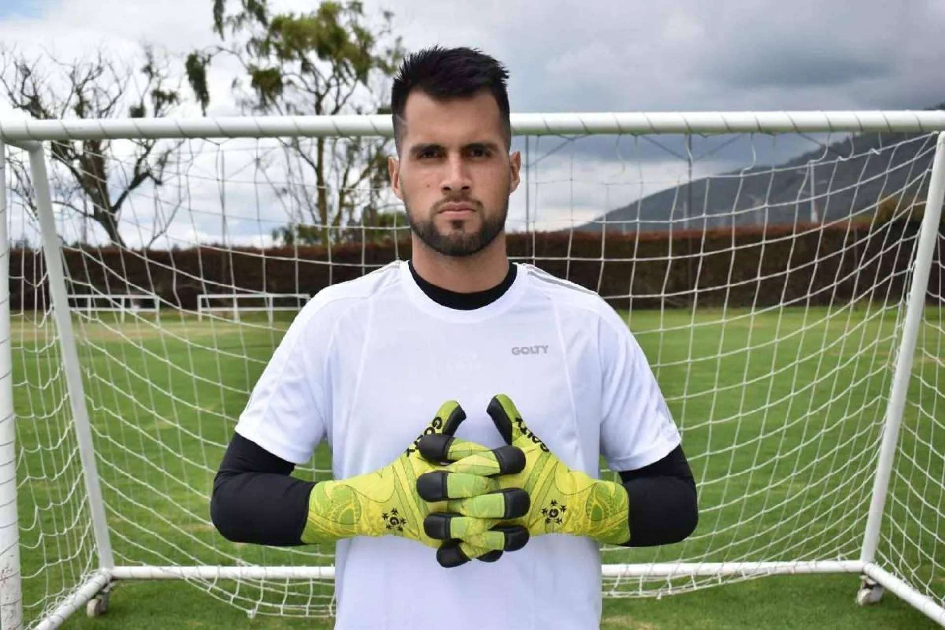 Golty destaca la relevancia de contar con guantes de arquero adaptados a cada nivel de juego