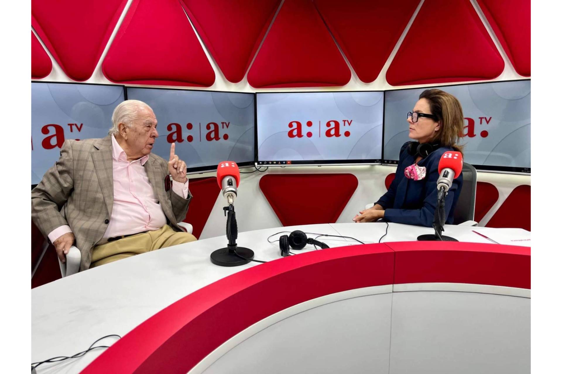 Carolina Zúñiga conecta Europa y América Latina con su programa de radio internacional de alcance global
